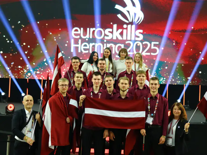 Latvijas komanda ar karogiem EuroSkills Herning 2025 konkursā